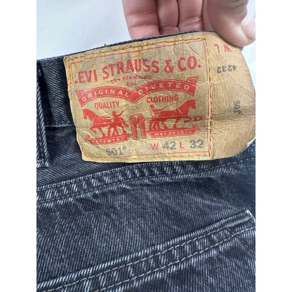 LEVI LEVIS 501 STRAIGHT MENS BLACK DENIM BUTTON FLY JEANS SIZE 42 X 32 RED TAB - Picture 7 of 7